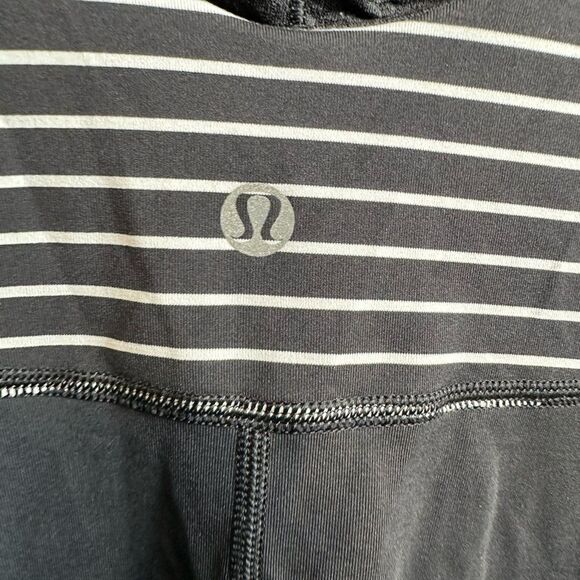 EUC Lululemon Women’s Aria Tank II Parallel Black White Stripe - Size 6 - Picture 2 of 6